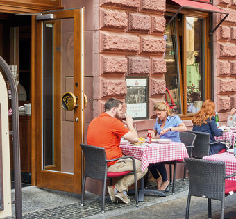 Frankfurt Börsenplatz Menschen auf der Terrasse des BLOCK HOUSE Restaurants Börsenplatz in Frankfurt