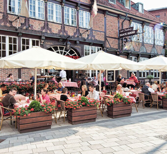 Hamburg Bergedorf Gut besuchte Terrasse des BLOCK HOUSE Restaurants Bergedorf in Hamburg