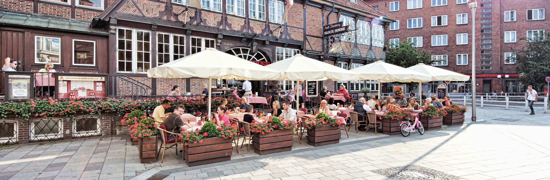 Hamburg Bergedorf Gut besuchte Terrasse des BLOCK HOUSE Restaurants Bergedorf in Hamburg