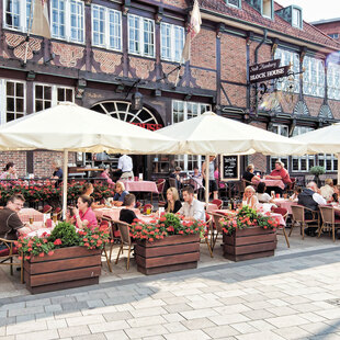 Hamburg Bergedorf Gut besuchte Terrasse des BLOCK HOUSE Restaurants Bergedorf in Hamburg
