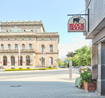 Braunschweig Blick an der Terrasse des BLOCK HOUSE Restaurants Braunschweig vorbei auf das Staatstheater in Braunschweig
