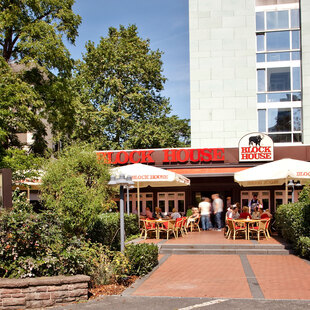 Frankfurt Westend Außenbereich des BLOCK HOUSE Restaurants Westend in Frankfurt