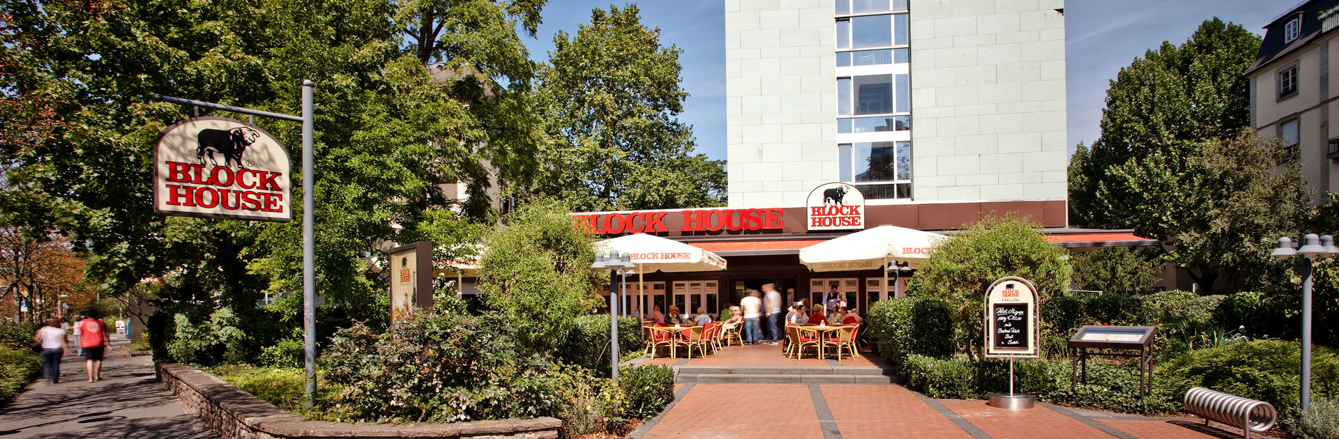 Frankfurt Westend Außenbereich des BLOCK HOUSE Restaurants Westend in Frankfurt