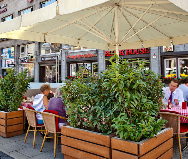 Terrasse des BLOCK HOUSE Restaurants Arnulf-Klett-Platz in Stuttgart