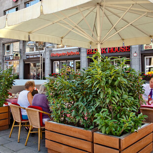 Stuttgart Arnulf-Klett-Platz Terrasse des BLOCK HOUSE Restaurants Arnulf-Klett-Platz in Stuttgart