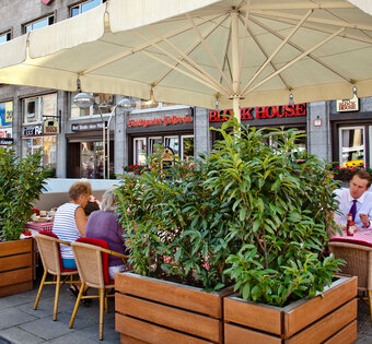Stuttgart Arnulf-Klett-Platz Terrasse des BLOCK HOUSE Restaurants Arnulf-Klett-Platz in Stuttgart