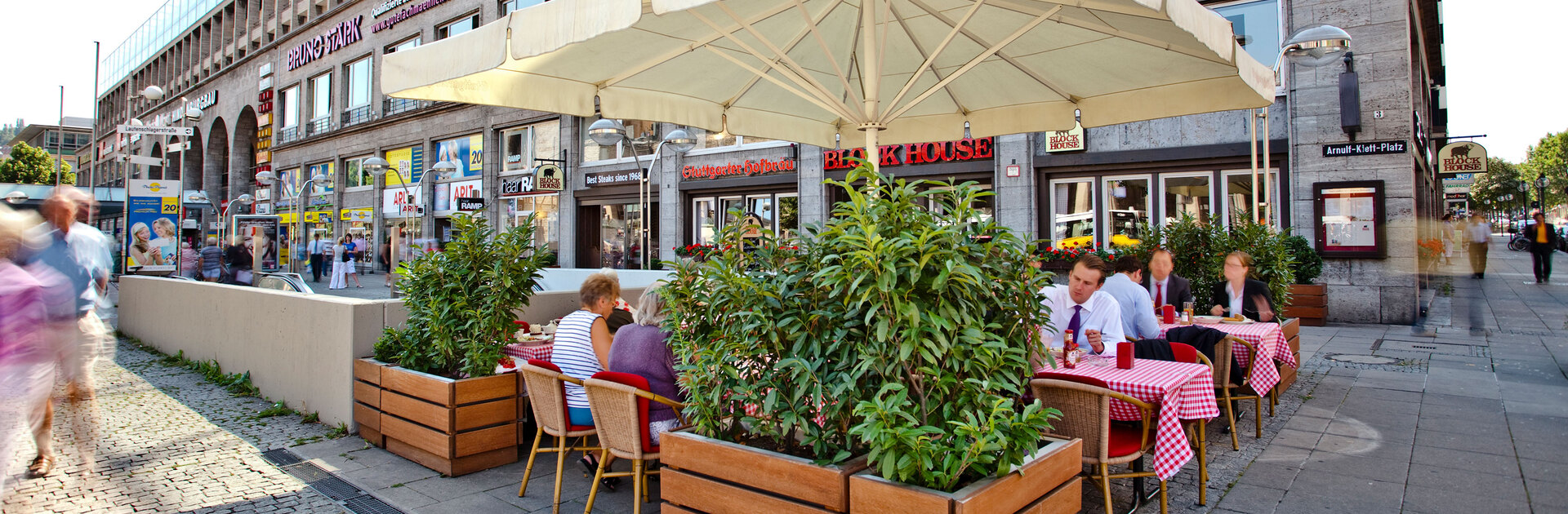 Stuttgart Arnulf-Klett-Platz Terrasse des BLOCK HOUSE Restaurants Arnulf-Klett-Platz in Stuttgart