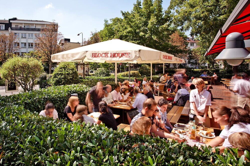 Frankfurt Westend Außenbereich des BLOCK HOUSE Restaurants Westend in Frankfurt