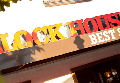 BLOCK HOUSE Leuchtreklame über einem der Restaurants