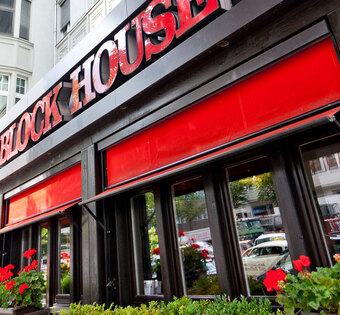 Berlin Theodor-Heuss-Platz Eingang des BLOCK HOUSE Restaurants am Theodor-Heuss-Platz in Berlin