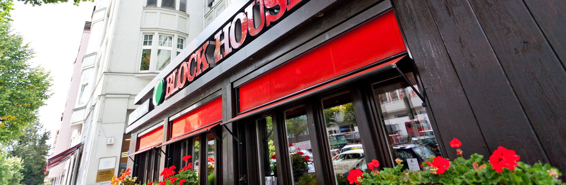 Berlin Theodor-Heuss-Platz Eingang des BLOCK HOUSE Restaurants am Theodor-Heuss-Platz in Berlin