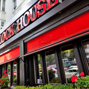 Berlin Theodor-Heuss-Platz Eingang des BLOCK HOUSE Restaurants am Theodor-Heuss-Platz in Berlin