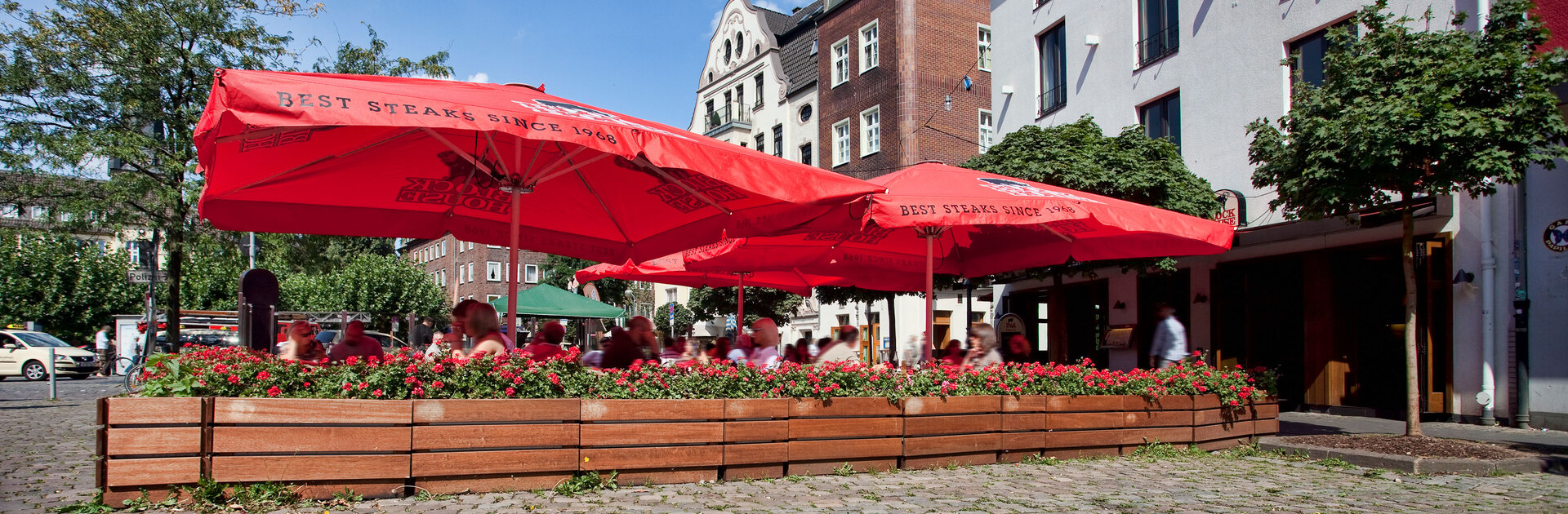 Düsseldorf Burgplatz Gut besuchte Terrasse des BLOCK HOUSE Restaurants in Düsseldorf