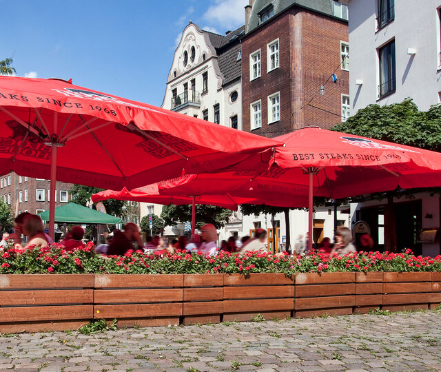 Gut besuchte Terrasse des BLOCK HOUSE Restaurants in Düsseldorf