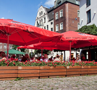 Düsseldorf Burgplatz Gut besuchte Terrasse des BLOCK HOUSE Restaurants in Düsseldorf