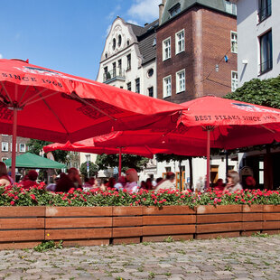 Düsseldorf Burgplatz Gut besuchte Terrasse des BLOCK HOUSE Restaurants in Düsseldorf