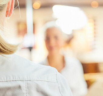 Bielefeld Zwei Servicekräfte in BLOCK HOUSE Kleidung stehen sich gegenüber