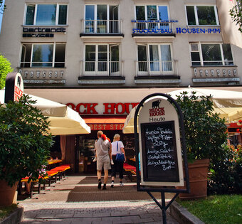 München Leopoldstraße Eingang zum BLOCK HOUSE Restaurant in München