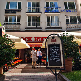 München Leopoldstraße Eingang zum BLOCK HOUSE Restaurant in München