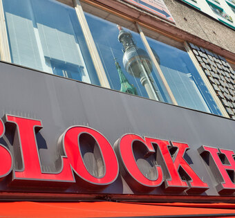 Berlin Am Alexanderplatz Ausschnitt der Aufschrift ,,BLOCK HOUSE'' über dem Restaurant am Alexanderplatz