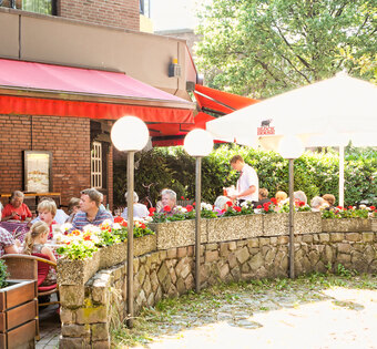 Hamburg Volksdorf Gut besuchte Terrasse des BLOCK HOUSE Restaurants Volksdorf in Hamburg