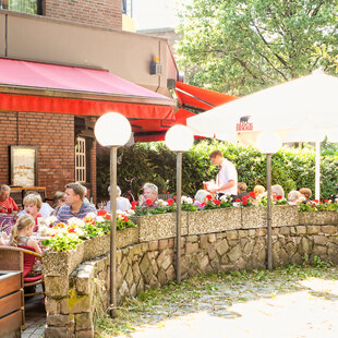 Hamburg Volksdorf Gut besuchte Terrasse des BLOCK HOUSE Restaurants Volksdorf in Hamburg