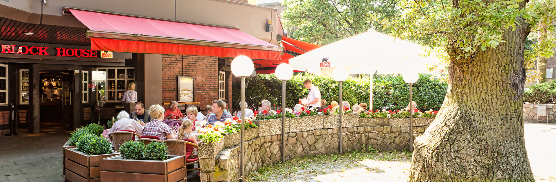 Hamburg Volksdorf Gut besuchte Terrasse des BLOCK HOUSE Restaurants Volksdorf in Hamburg