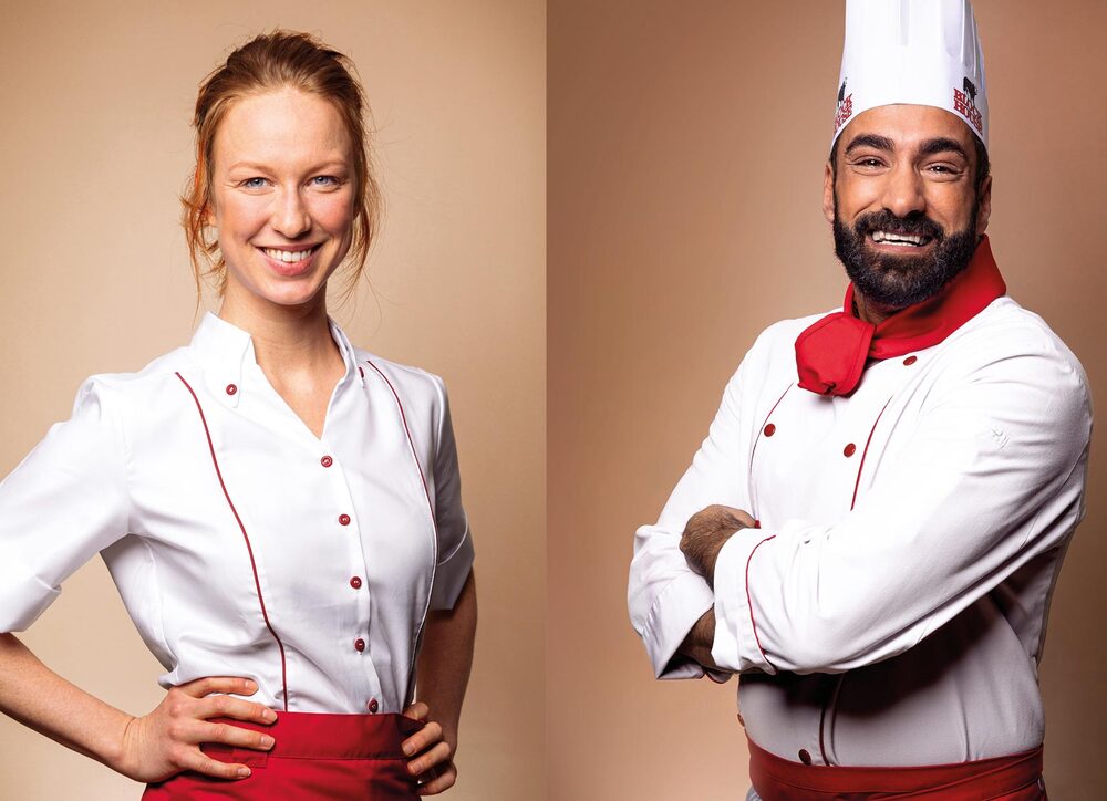 Komm wir gehen zu BLOCK HOUSE Glückliche Servicekraft und Griller in BLOCK HOUSE Berufskleidung