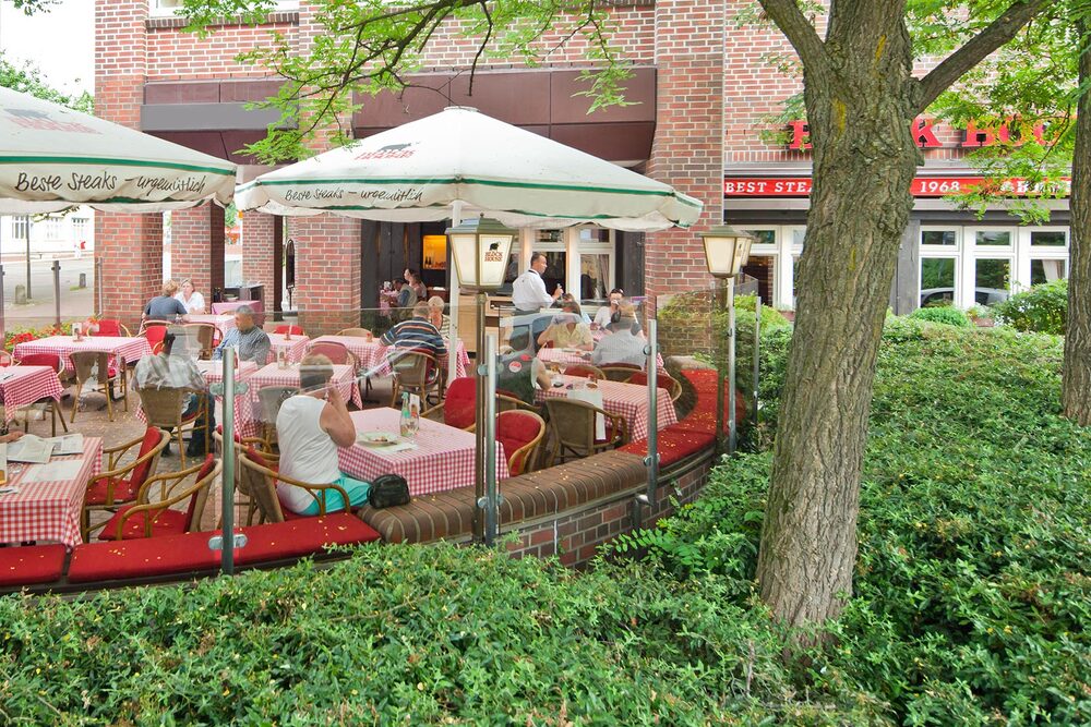 Gut besuchte Terrasse des BLOCK HOUSE Restaurants Eidelstedt in Hamburg