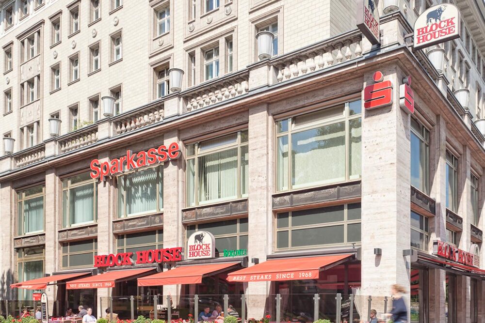 Berlin Karl-Marx-Allee Außenfassade des BLOCK HOUSE Restaurant Karl-Marx-Allee in Berlin