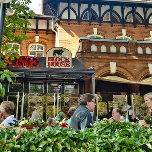 Hamburg Othmarschen Außenansicht des BLOCK HOUSE Restaurants Othmarschen in Hamburg