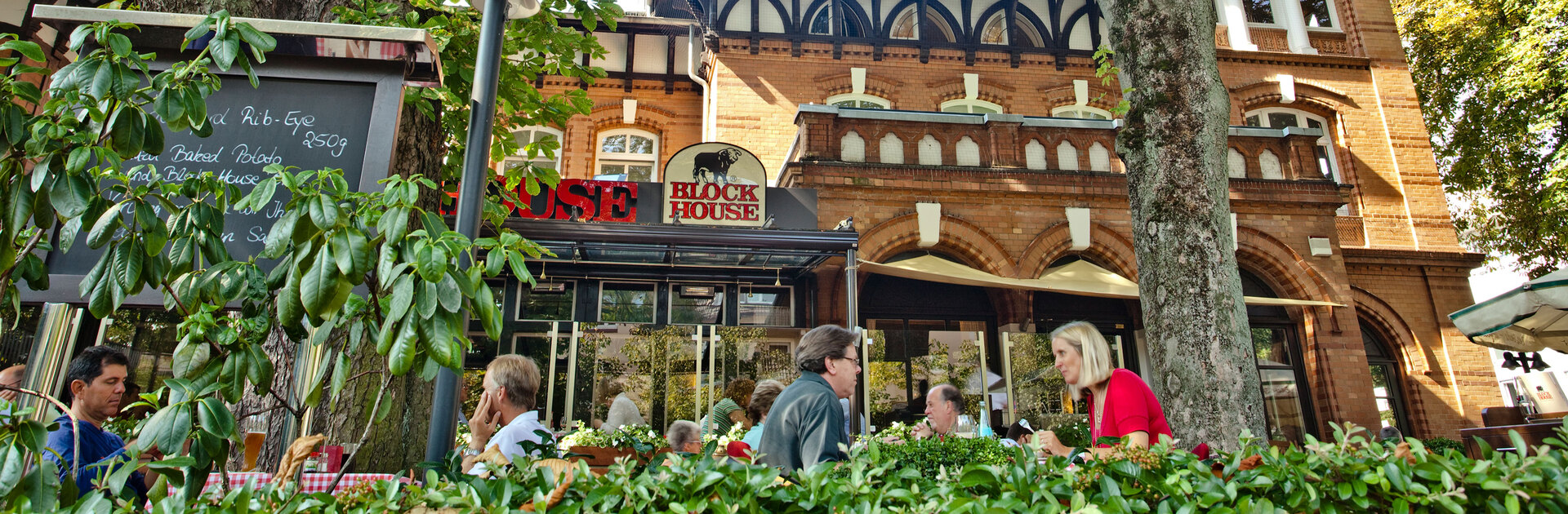 Hamburg Othmarschen Außenansicht des BLOCK HOUSE Restaurants Othmarschen in Hamburg