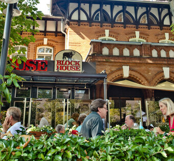 Hamburg Othmarschen Außenansicht des BLOCK HOUSE Restaurants Othmarschen in Hamburg