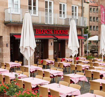 Nürnberg Für Gäste vorbereitete Terrasse des BLOCK HOUSE Restaurants in Nürnberg