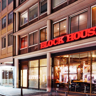 Hamburg Jungfernstieg Das BLOCK HOUSE Restaurant am Jungfernstieg in Hamburg von Außen bei Nacht