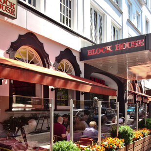 Hamburg Kirchenallee Außenansicht des BLOCK HOUSE Kirchenallee in Hamburg