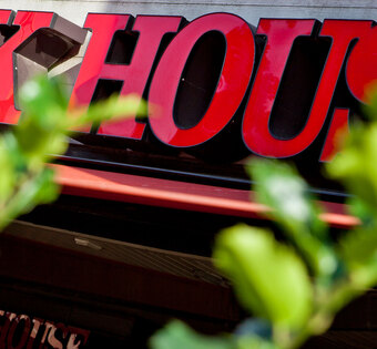 Hamburg Wandsbek Ausschnitt der Leuchtaufschrift "BLOCK HOUSE" über dem Restaurant in Wandsbek