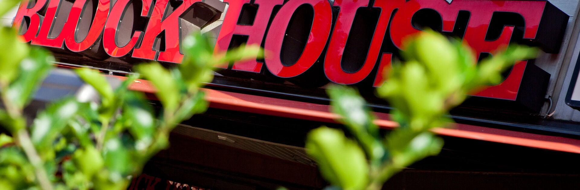 Hamburg Wandsbek Ausschnitt der Leuchtaufschrift "BLOCK HOUSE" über dem Restaurant in Wandsbek