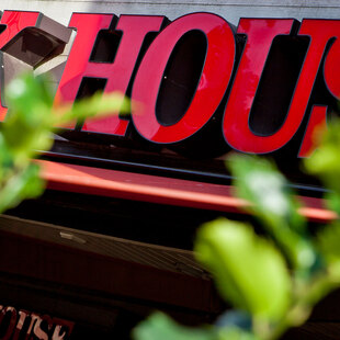 Hamburg Wandsbek Ausschnitt der Leuchtaufschrift "BLOCK HOUSE" über dem Restaurant in Wandsbek