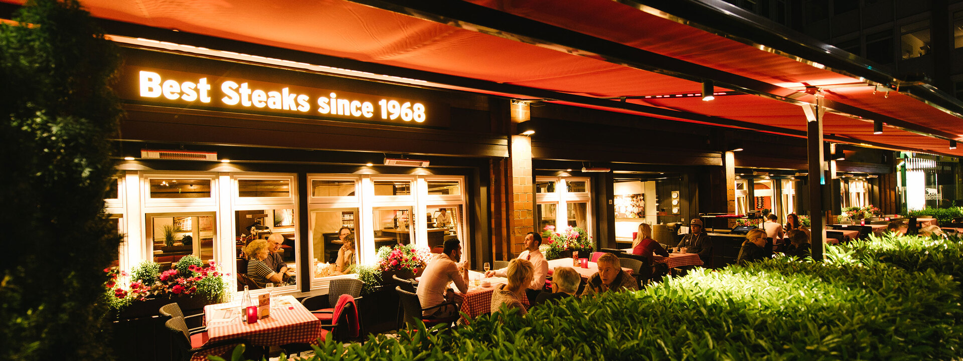 Terrasse des BLOCK HOUSE Alstertal in Hamburg am Abend