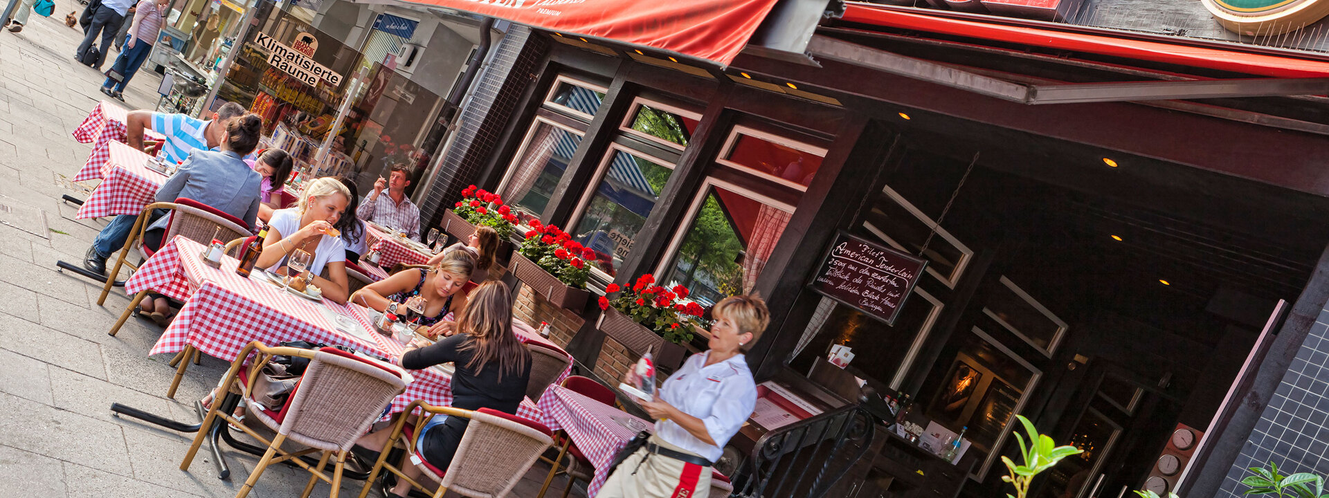 Hamburg Harburg Gut besuchte Terrasse des BLOCK HOUSE Restaurants in Hamburg-Harburg