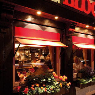 Hamburg Pöseldorf Blick durch das Fenster des BLOCK HOUSE Restaurant Pöseldorf in Hamburg auf essende Gäste