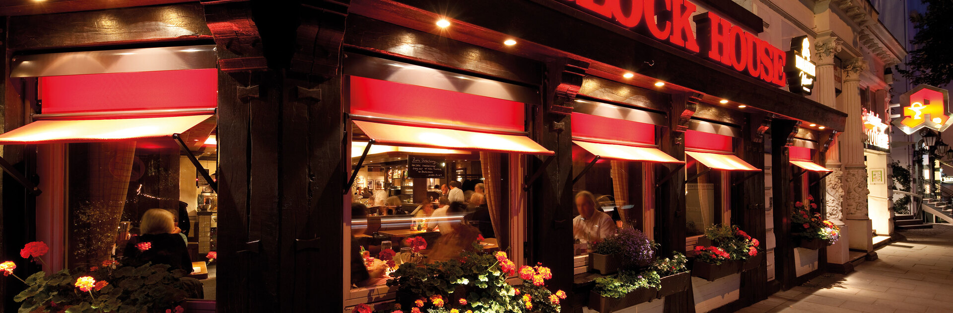 Hamburg Pöseldorf Blick durch das Fenster des BLOCK HOUSE Restaurant Pöseldorf in Hamburg auf essende Gäste