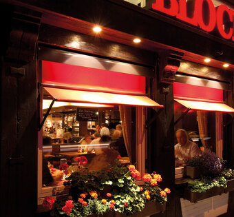 Hamburg Pöseldorf Blick durch das Fenster des BLOCK HOUSE Restaurant Pöseldorf in Hamburg auf essende Gäste