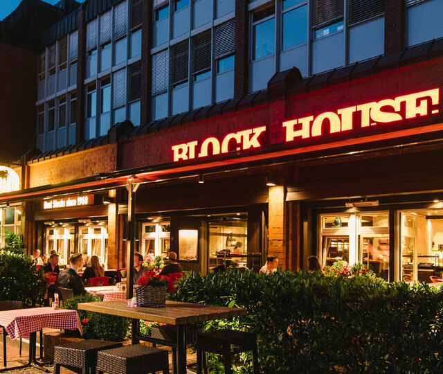 Hamburg Alstertal Außenbereich des BLOCK HOUSE Alstertal in Hamburg am Abend