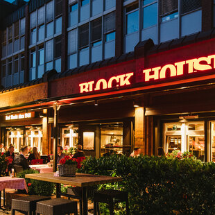 Hamburg Alstertal Außenbereich des BLOCK HOUSE Alstertal in Hamburg am Abend