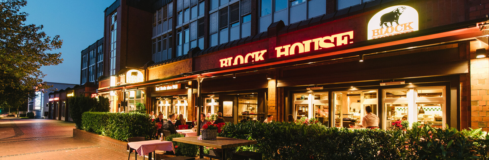 Außenbereich des BLOCK HOUSE Alstertal in Hamburg am Abend
