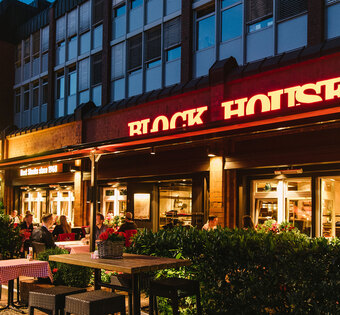 Hamburg Alstertal Außenbereich des BLOCK HOUSE Alstertal in Hamburg am Abend