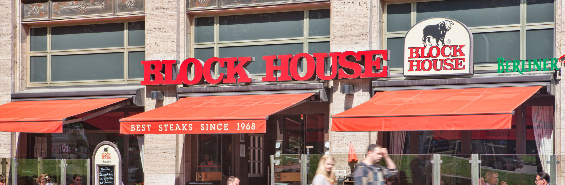 Berlin Karl-Marx-Allee Eingang des BLOCK HOUSE Restaurant Karl-Marx-Allee in Berlin