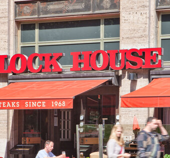 Berlin Karl-Marx-Allee Eingang des BLOCK HOUSE Restaurant Karl-Marx-Allee in Berlin